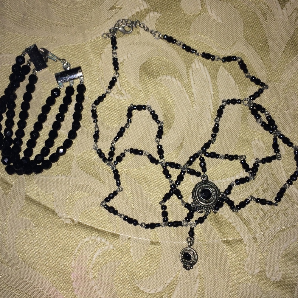 Ladies Unique Vintage chocker/necklace and bracelet